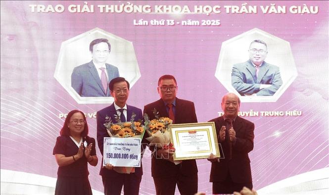Hai giảng viên giành Giải thưởng khoa học Trần Văn Giàu