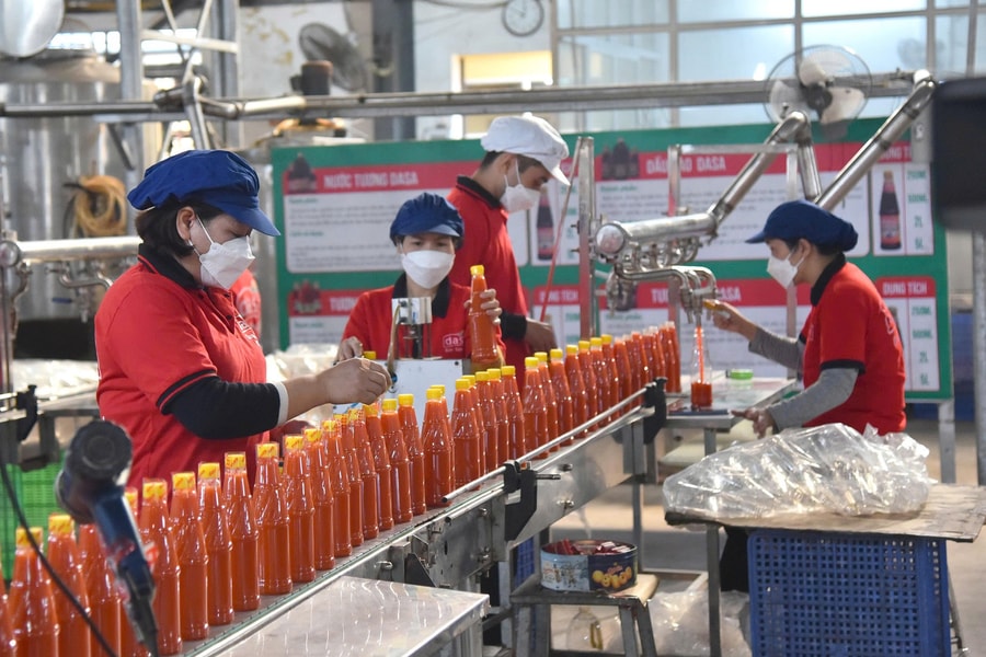 Tăng 7,2% và điều chỉnh địa bàn áp dụng tiền lương tối thiểu vùng