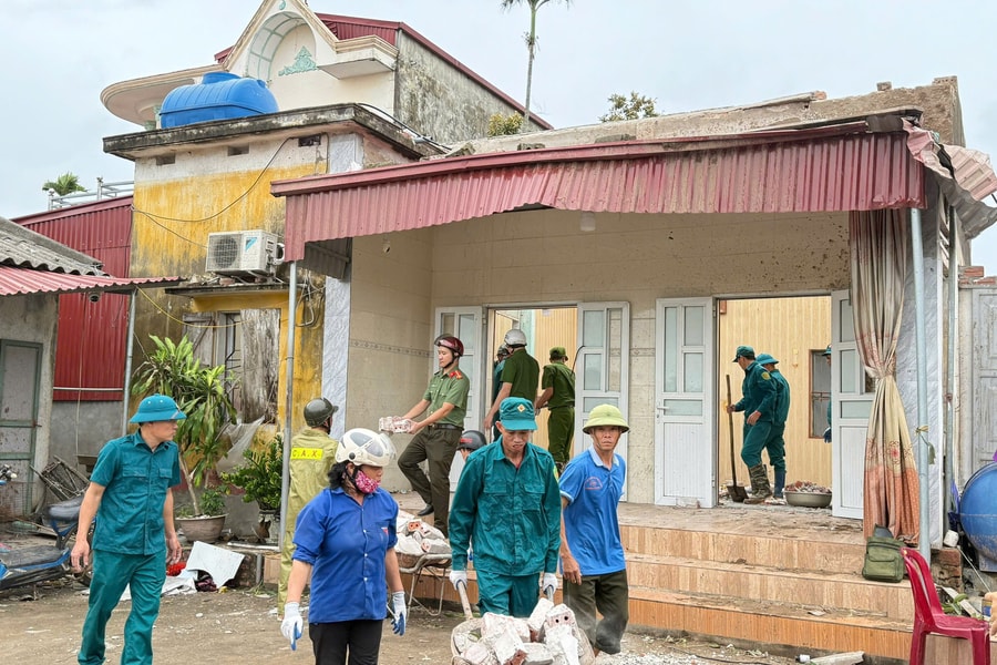 Thủ tướng Chính phủ yêu cầu 16 tỉnh, thành phố khẩn trương hỗ trợ nhân dân khắc phục hậu quả bão số 10