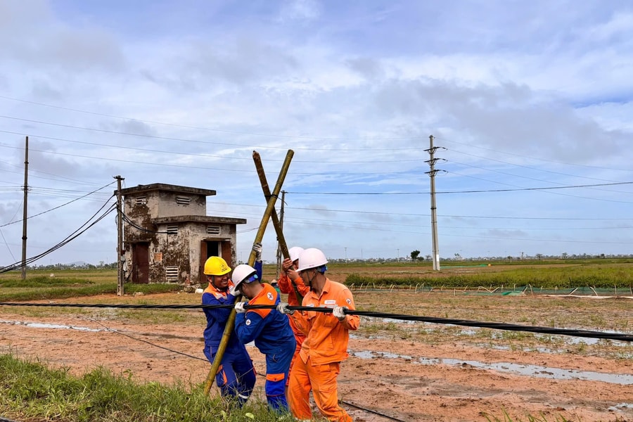 Hai Phong Power Company sends emergency teams to support Nghe An, Ha Tinh