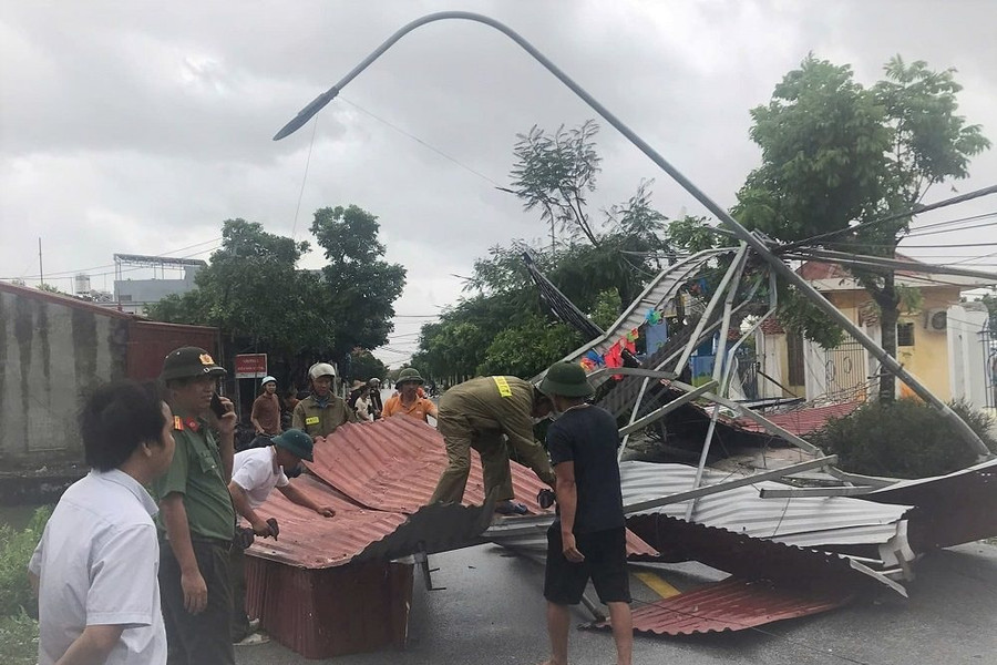 Chủ tịch UBND thành phố Hải Phòng chỉ đạo khẩn trương khắc phục hậu quả bão số 10 và giông lốc gây ra