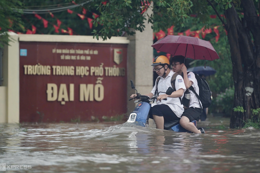 Nhiều trường cho học sinh ăn tối, ngủ đêm vì giao thông tê liệt