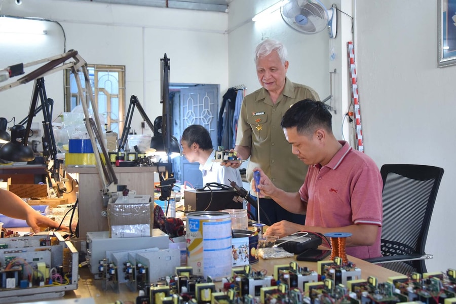 'Cây cao' tỏa bóng mát cho đời