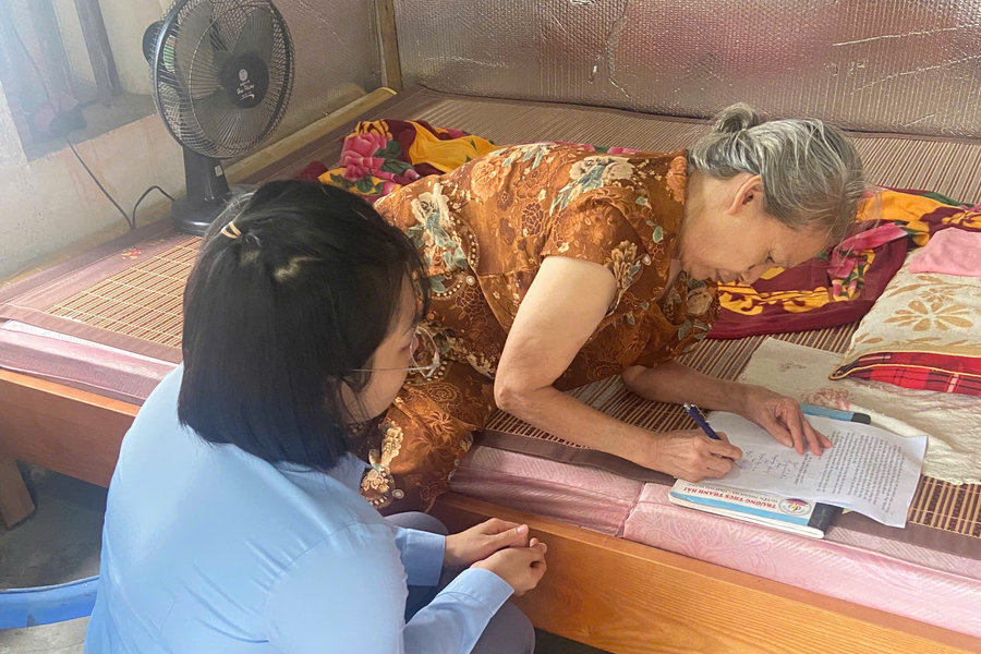 Xã Hà Tây hỗ trợ người dân làm thủ tục hành chính tại nhà