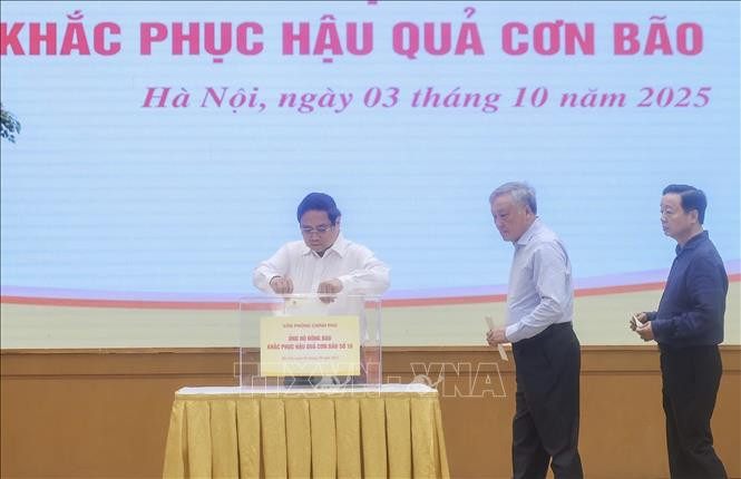 Thủ tướng Phạm Minh Chính và lãnh đạo Chính phủ ủng hộ đồng bào khắc phục hậu quả bão lũ