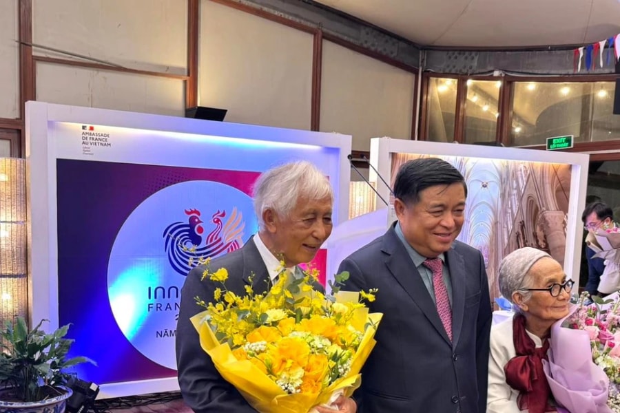 Hai nhà khoa học Pháp gốc Việt nhận Huân chương Bắc đẩu Bội tinh