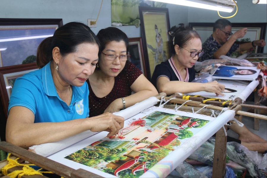 Văn hóa xứ Đông trong những bức tranh thêu