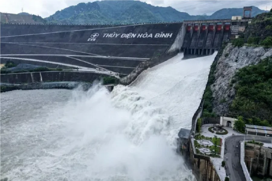 16 giờ hôm nay, đóng 1 cửa xả đáy hồ thủy điện Hòa Bình
