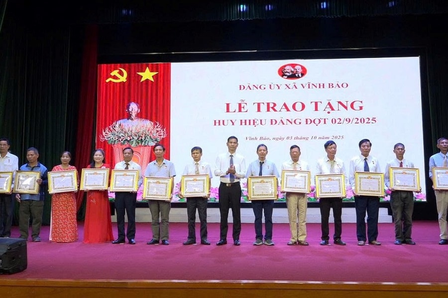Đảng bộ xã Vĩnh Bảo trao Huy hiệu Đảng tặng 67 đảng viên