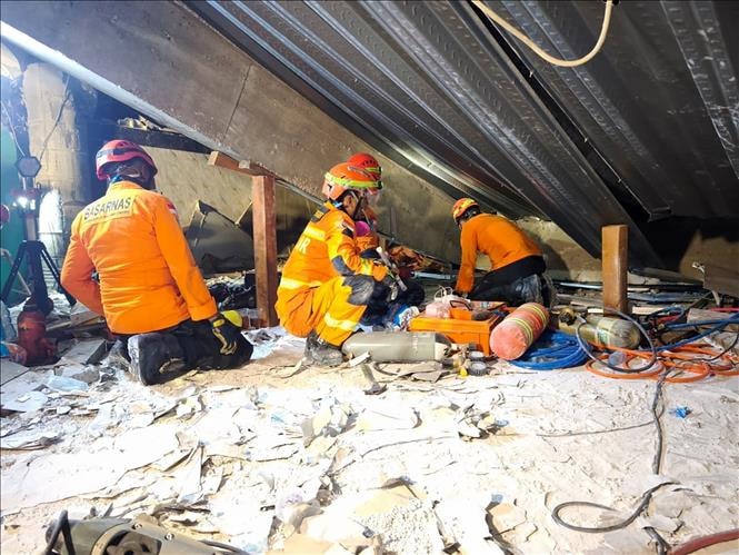 Hàng chục người vẫn mất tích trong vụ sập trường học tại Indonesia