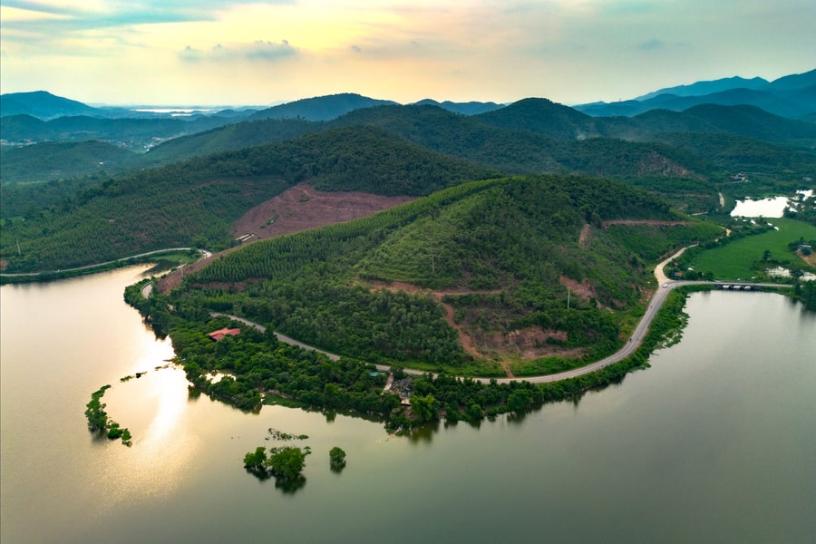 Những mặt hồ trên núi ở Tây Hải Phòng