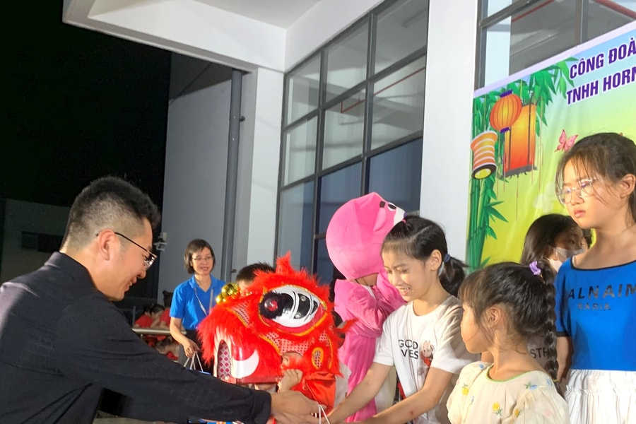 Đưa Trung thu đến với con công nhân trong khu công nghiệp ở Hải Phòng