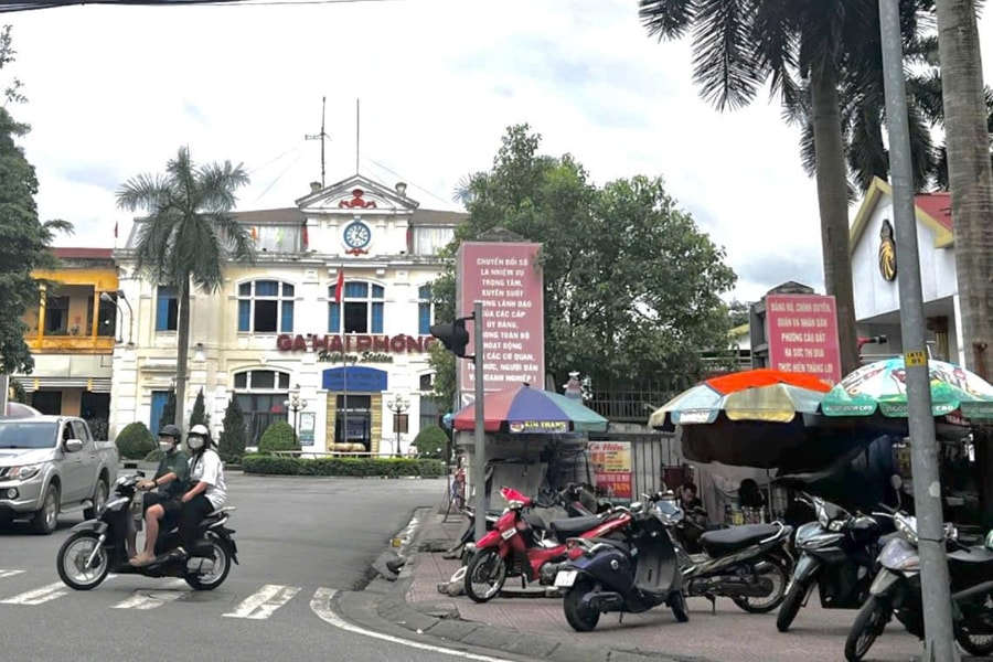 Hình ảnh chưa đẹp trước Ga Hải Phòng