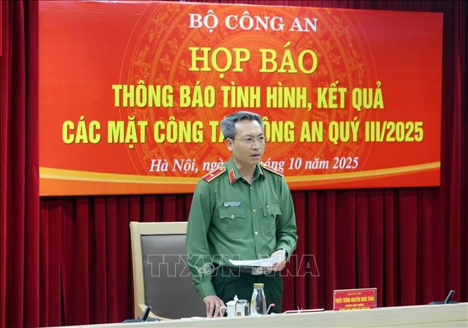 Lực lượng Công an tận tụy giúp đỡ nhân dân trong thiên tai, bão lũ