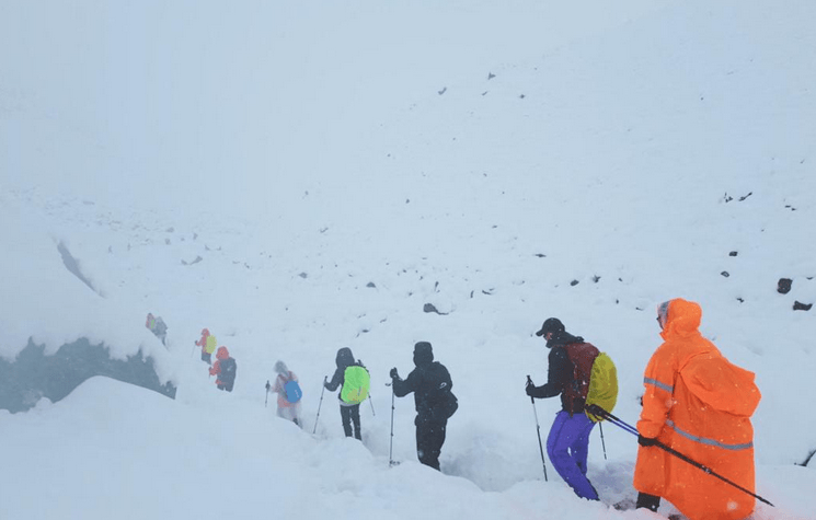 Hơn 350 người được cứu, hàng trăm người vẫn mắc kẹt trên Everest trong bão tuyết