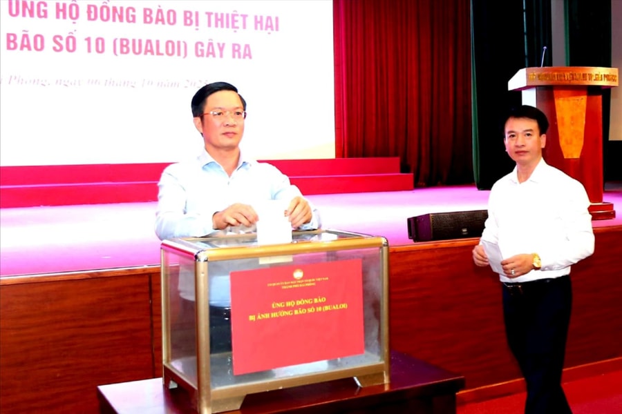 Cơ quan Ủy ban MTTQ thành phố ủng hộ đồng bào bị thiệt hại do bão số 10