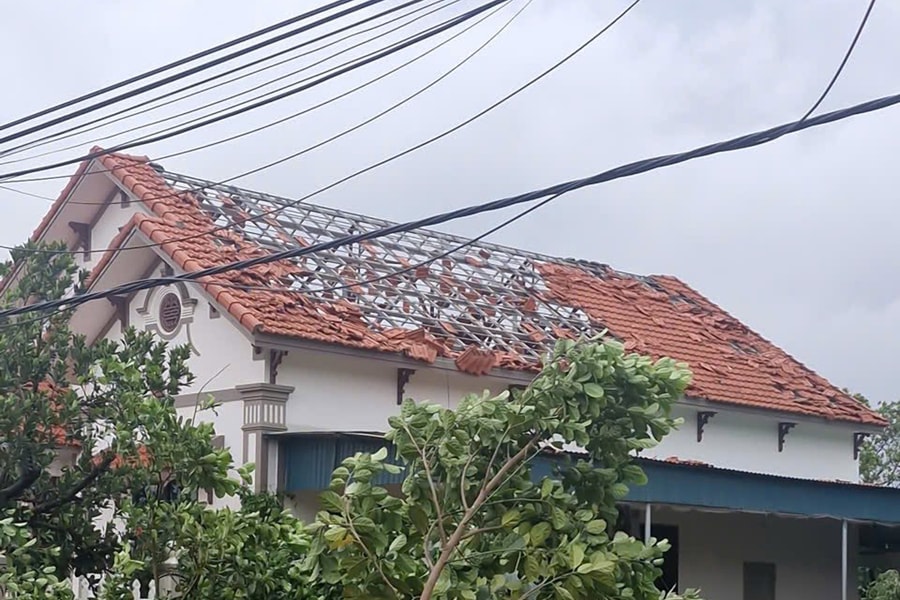 Lốc xoáy làm tốc mái nhà dân phường Chu Văn An