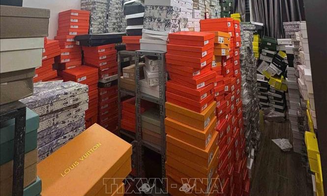 Phát hiện gần 6.000 sản phẩm giày dép giả nhãn hiệu nổi tiếng