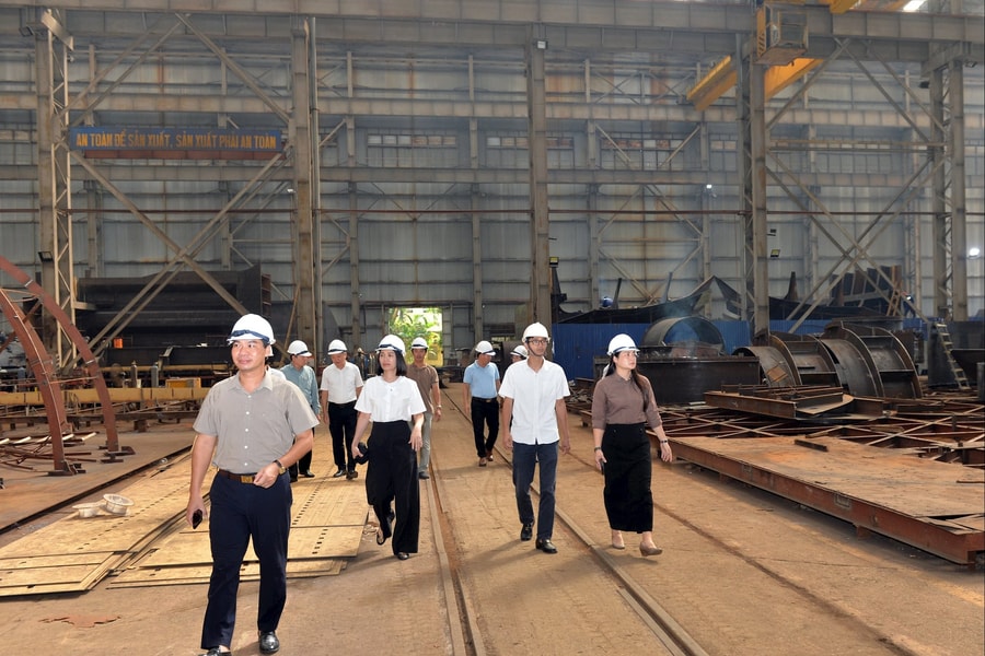 Giám sát việc thực hiện chính sách, pháp luật đối với người lao động tại Công ty Đóng tàu Bạch Đằng