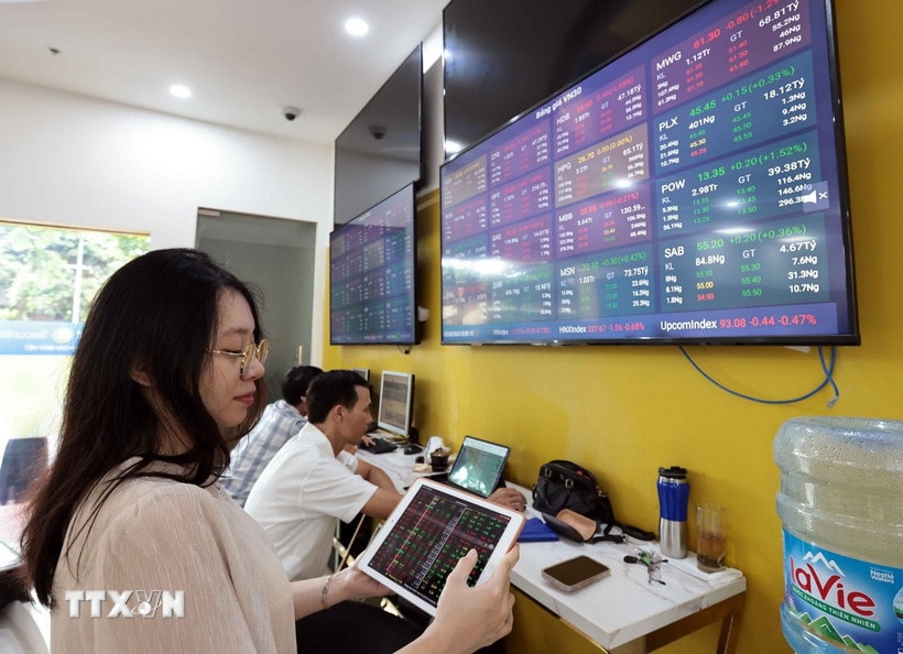 VN-Index lập đỉnh lịch sử, dòng cổ phiếu ngân hàng và bất động sản dẫn sóng
