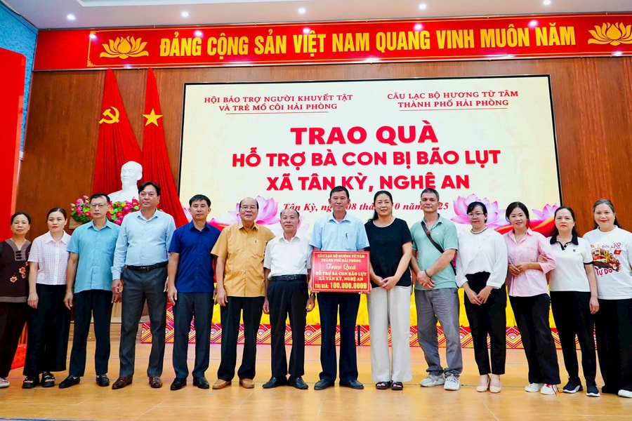 War invalids, sick veterans, orphans in Nghe An, Thanh Hoa, Hung Yen presented with gifts