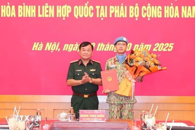 Trao Quyết định của Chủ tịch nước cho sĩ quan gìn giữ hòa bình tại Nam Sudan