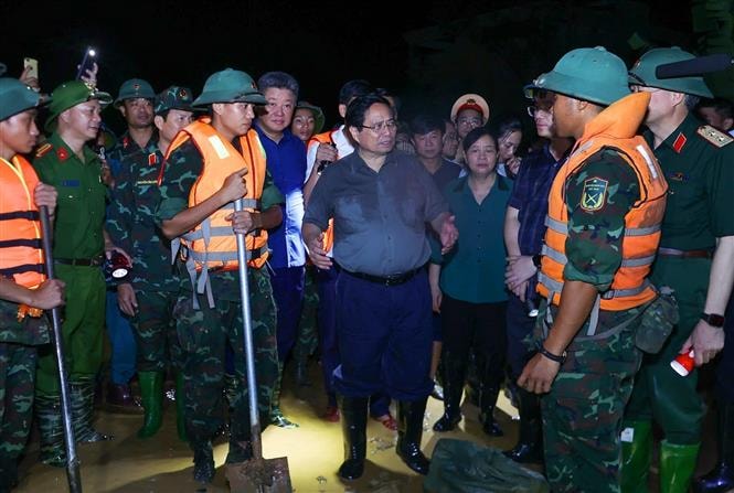 Thủ tướng Phạm Minh Chính kiểm tra công tác ứng phó mưa lũ tại vùng ven sông của Hà Nội trong đêm
