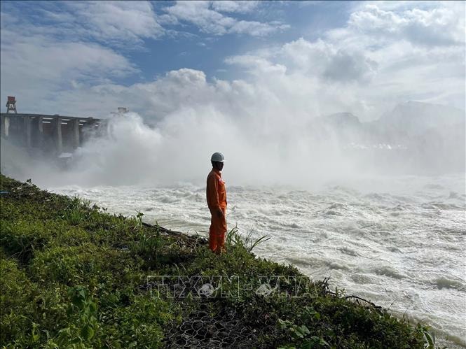 17 giờ ngày 11/10, đóng 1 cửa xả đáy hồ thủy điện Tuyên Quang