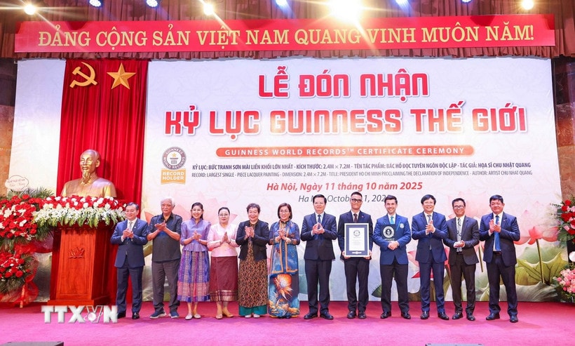 Bức tranh sơn mài 'Bác Hồ đọc Tuyên ngôn Độc lập' được trao Kỷ lục Guinness