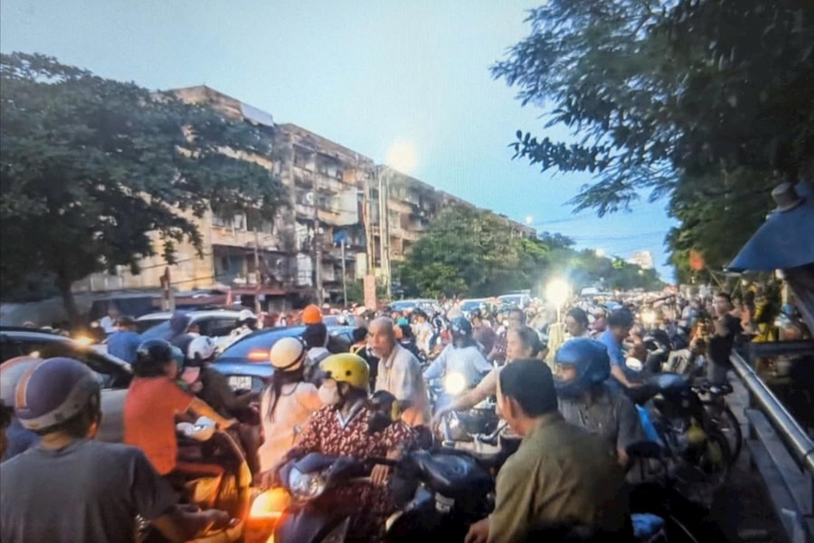Ùn tắc kéo dài trên đường Đà Nẵng đoạn qua mương Cầu Tre giờ tan tầm