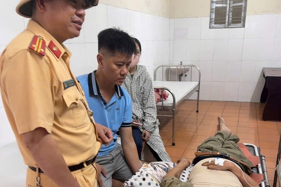 Công an Hải Phòng đưa người đàn ông có biểu hiện đột quỵ đến cơ sở y tế cấp cứu kịp thời