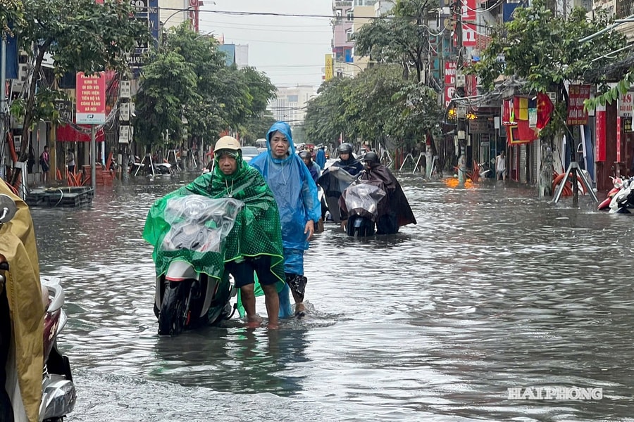 Mưa trắng trời, nhiều tuyến phố Hải Phòng bị ngập
