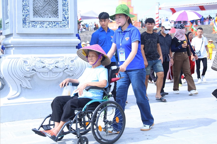 Hai Phong youth at Con Son – Kiep Bac Autumn Festival