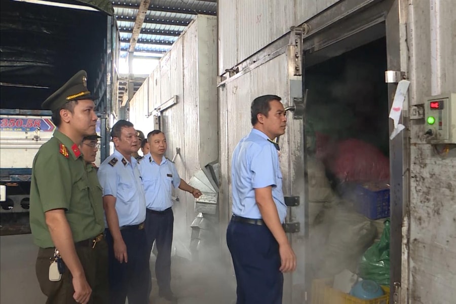 Tiêu huỷ gần 17,5 tấn chân gà đông lạnh không rõ nguồn gốc ở phường Trần Nhân Tông