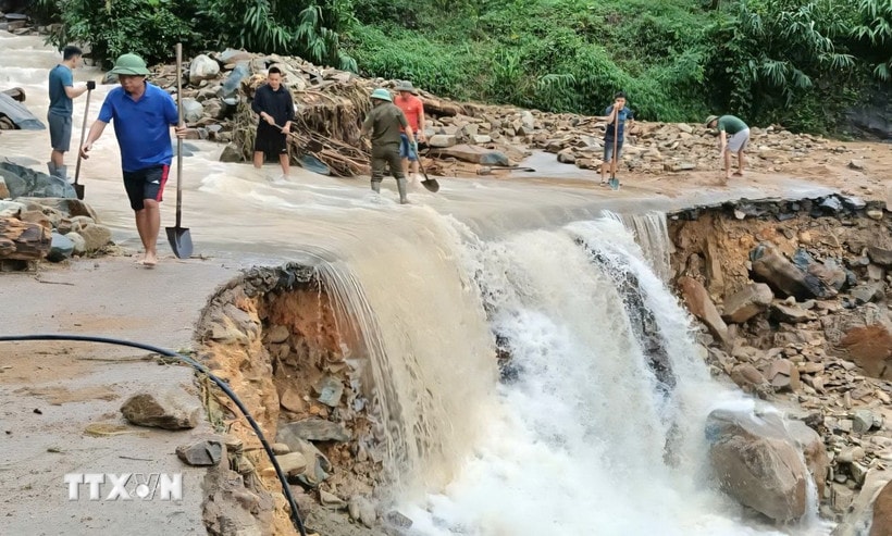 Mưa lớn kéo dài gây sạt lở đất, lũ lụt tại Quảng Ninh