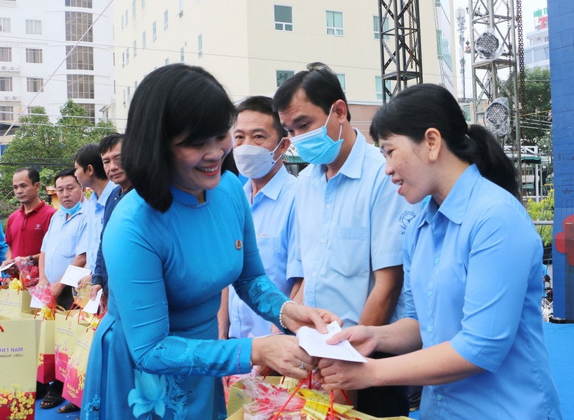 Công đoàn sẽ chi hàng nghìn tỷ đồng chăm lo Tết cho người lao động thế nào?