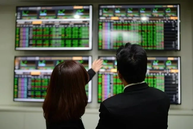 VN-Index mất gần 30 điểm sau nỗ lực hồi phục bất thành