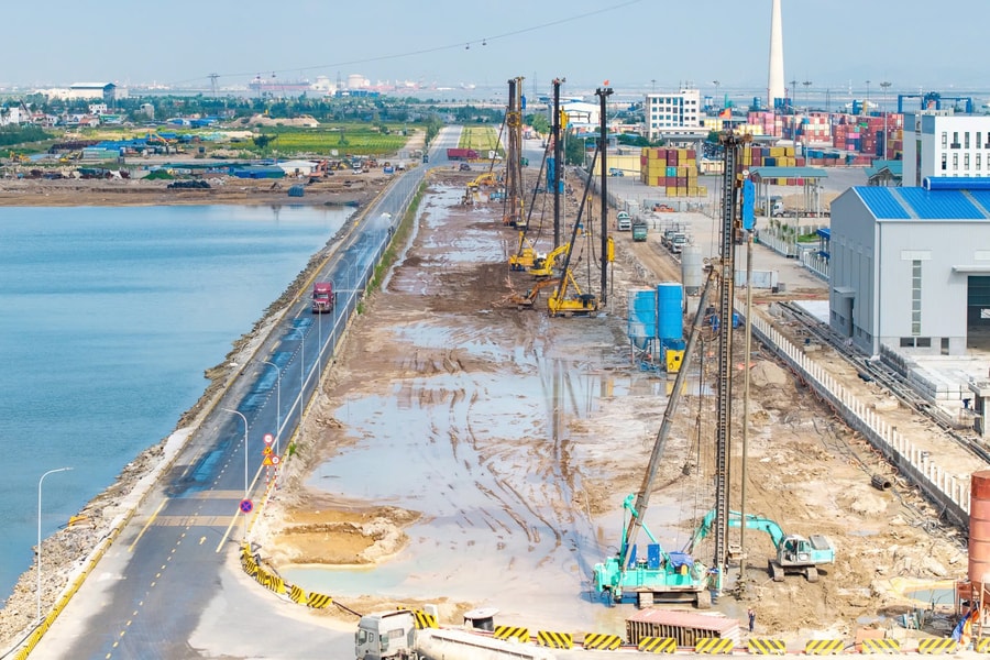 Tăng tốc thi công tuyến đường sau bến cảng Lạch Huyện