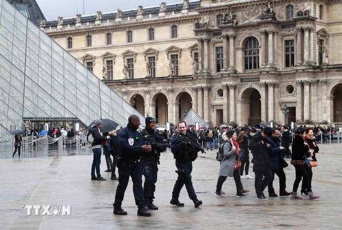 Bảo tàng nổi tiếng Louvre bị đột nhập, mất nhiều trang sức giá trị