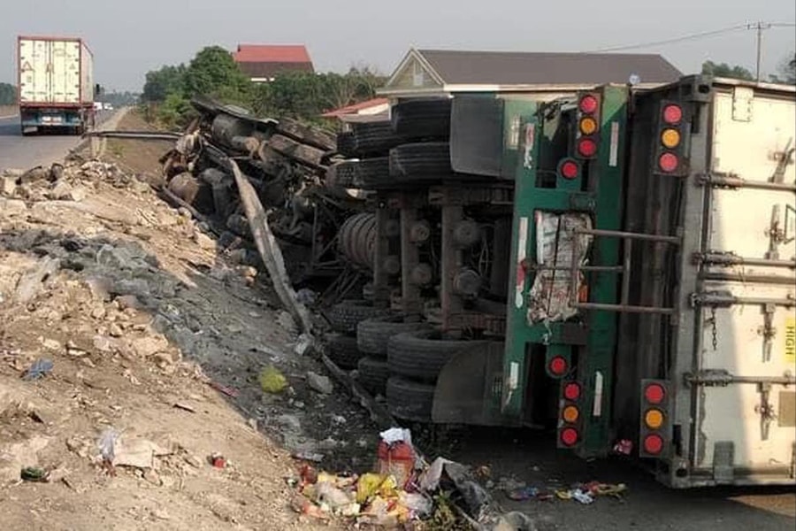 Xe container lao xuống taluy đường Tân Vũ - Lạch Huyện trong đêm