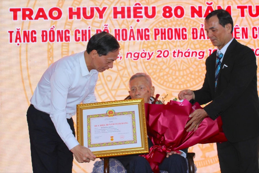 Phó bí thư Thường trực Thành ủy Đỗ Mạnh Hiến trao Huy hiệu 80 năm tuổi Đảng cho đảng viên ở xã Gia Lộc