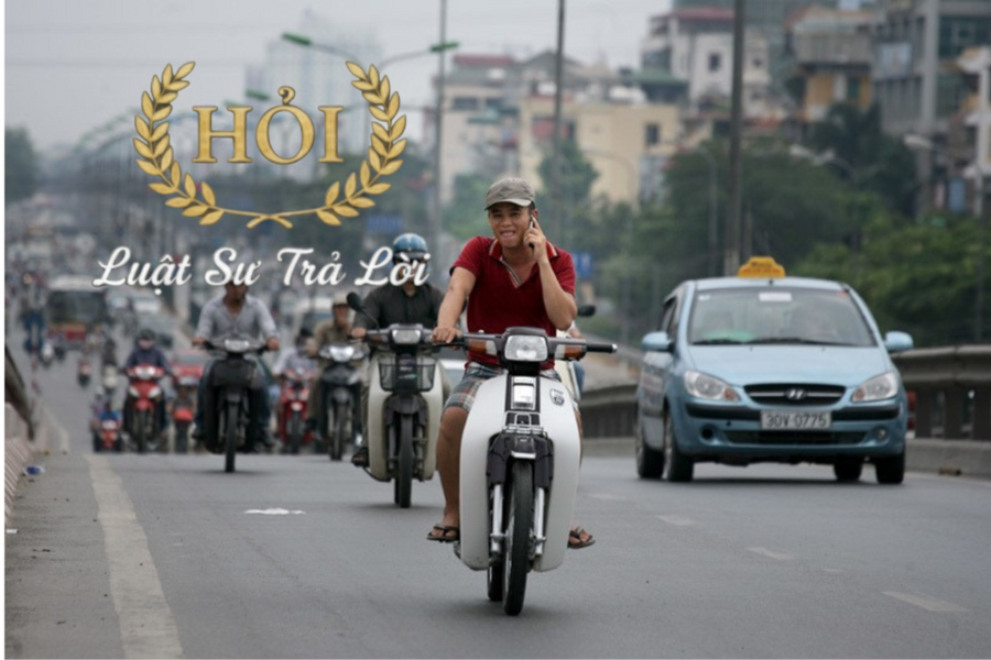 Mức phạt đối với lỗi sử dụng điện thoại khi đi xe máy