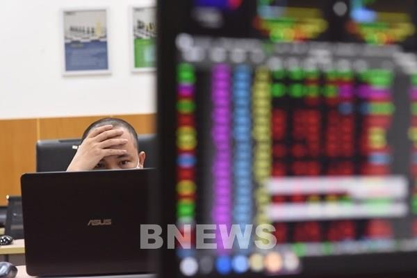 Áp lực bán mạnh VN-Index giảm điểm vào cuối phiên sáng 21/10