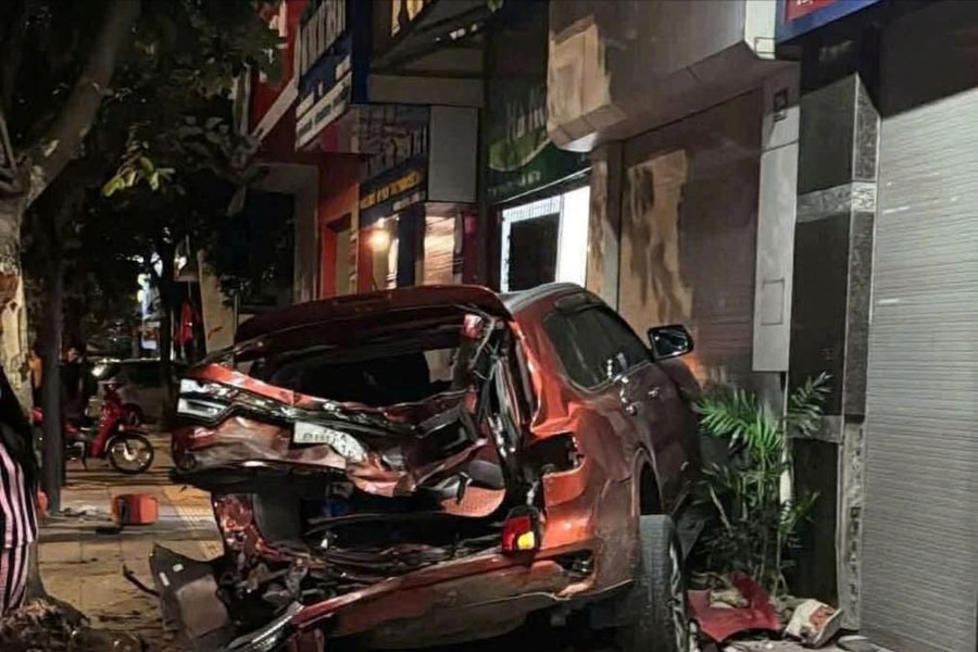 Va chạm giao thông trên đường Thanh Niên, hai ô tô hư hỏng nặng