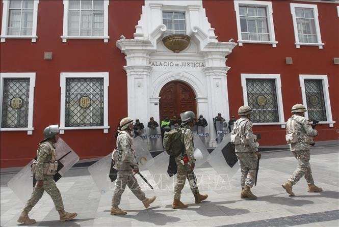 Peru triển khai quân đội trên đường phố thủ đô Lima
