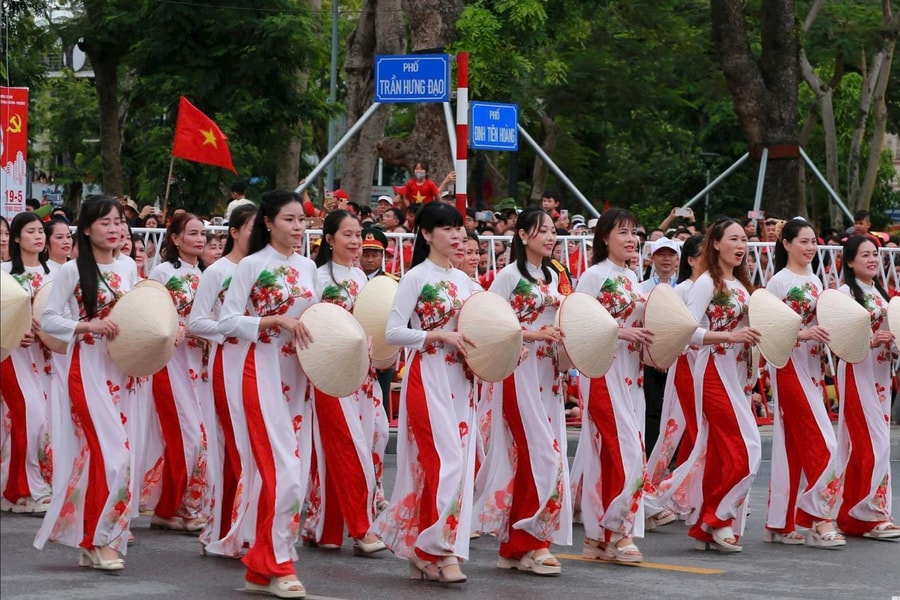 Màu áo đỏ