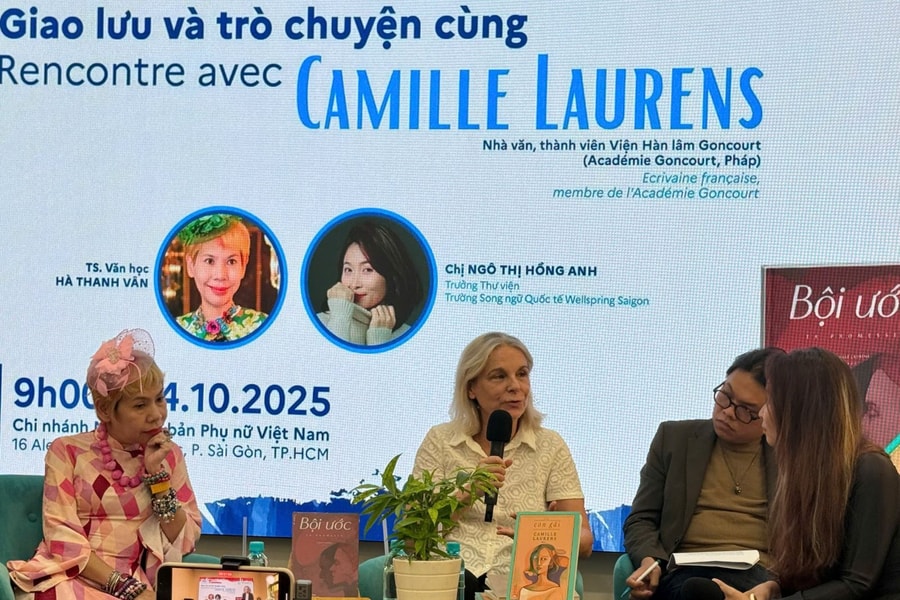 Nhà văn Pháp Camille Laurens gặp gỡ bạn đọc Việt Nam