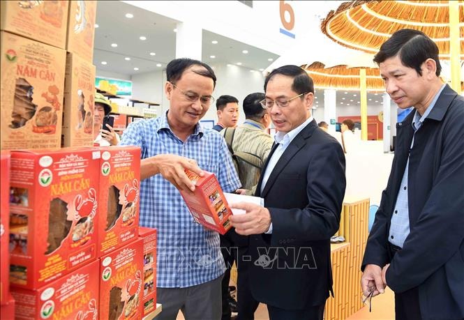 Phó thủ tướng Bùi Thanh Sơn kiểm tra tiến độ triển khai Hội chợ Mùa Thu 2025