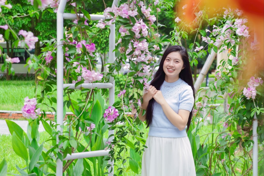 Dịu dàng sắc lan tỏi bên hồ Bạch Đằng