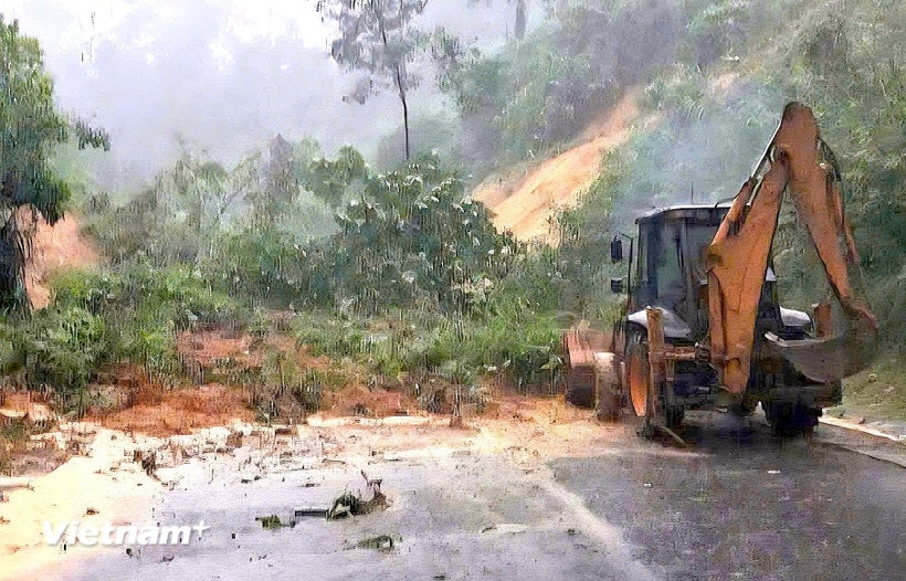 Mưa lớn gây sạt lở nghiêm trọng, tuyến đường Hồ Chí Minh qua Đà Nẵng tê liệt giao thông